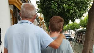 José Carlos Mélida pasea por Huelva junto a su hijo, diagnosticado autista.