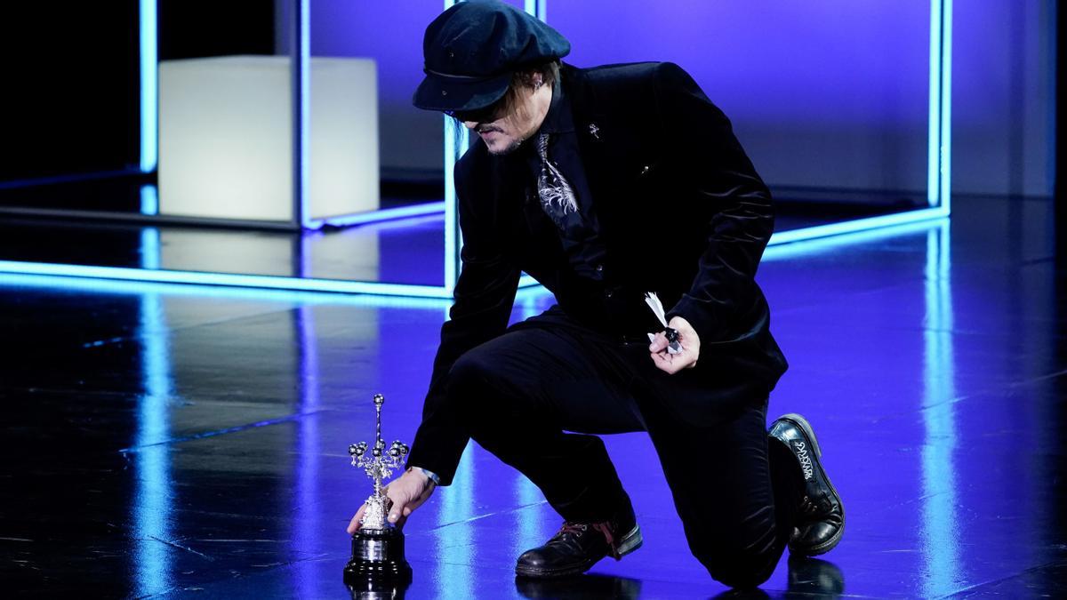 El actor Johnny Depp pone el Premio Donostia en el suelo en el 69º Festival Internacional de Cine de San Sebastián.