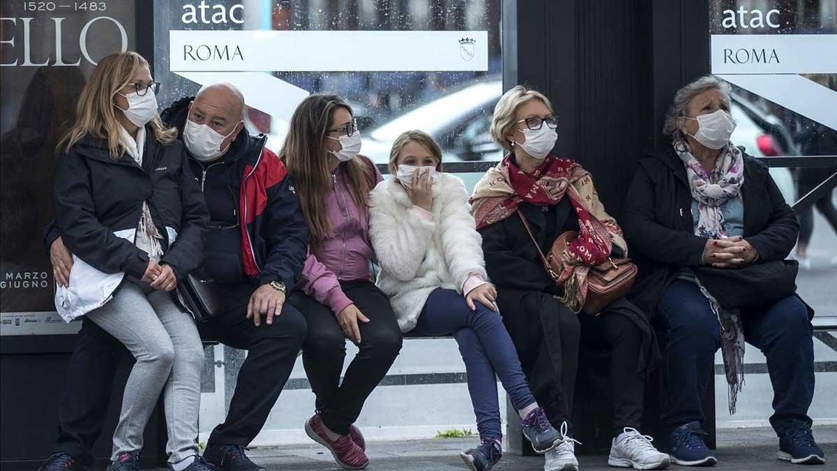 Italia limita los movimientos en todo el país por el coronavirus. En la foto, una parada de autobús en Roma.