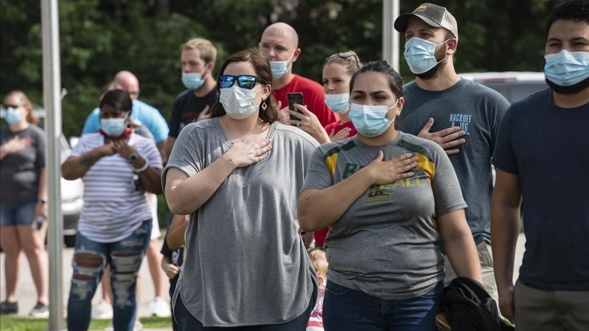 Padres y alumnos protegidos por mascarillas en un campus de Texas. Padres y alumnos protegidos por mascarillas en un campus de Texas.