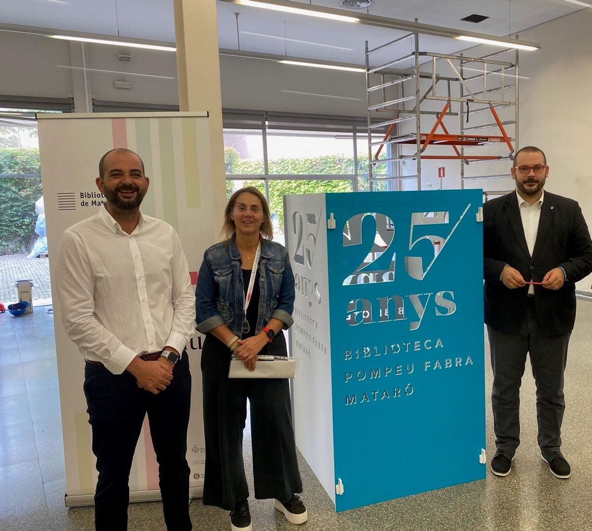El regidor de Cultura, Xesco Gomar; la directora de la Red de Bibliotecas de Mataró, Irene Feliu, y el alcalde de Mataró, David Bote. El regidor de Cultura, Xesco Gomar; la directora de la Red de Bibliotecas de Mataró, Irene Feliu, y el alcalde de Mataró, David Bote.