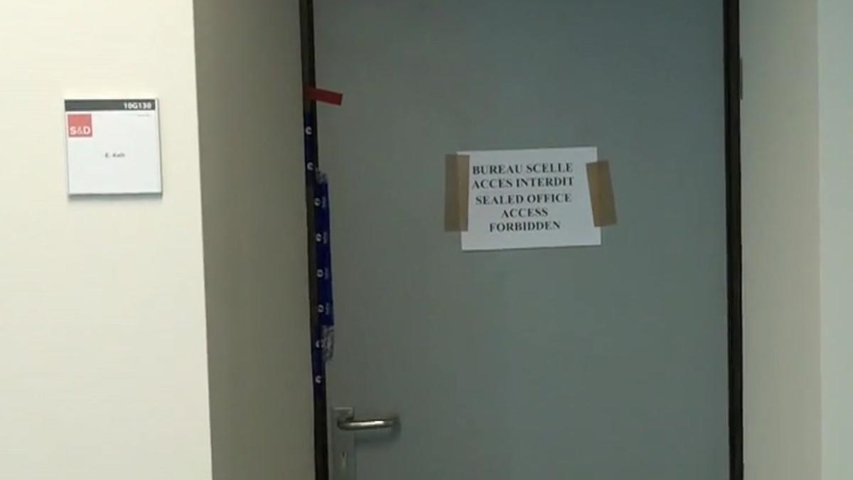 El despacho de Eva Kaili en Bruselas, precintado tras el escándalo de corrupción.