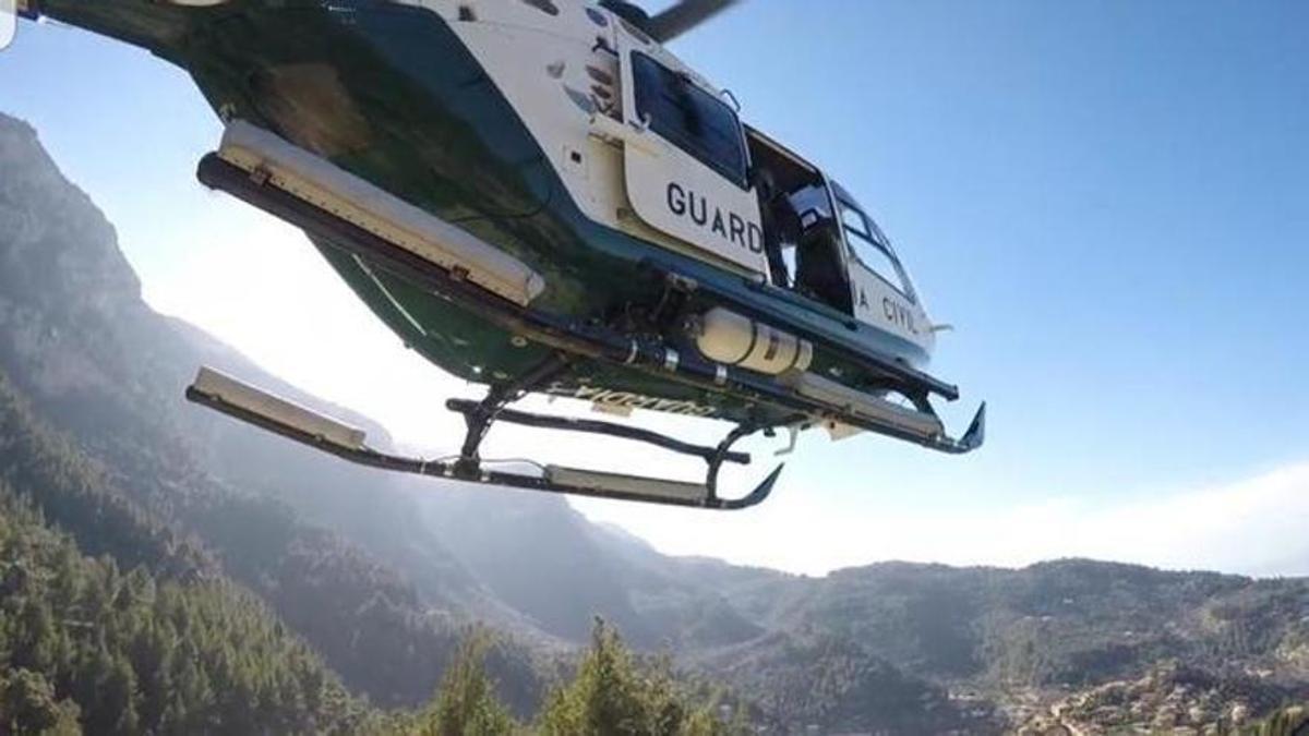 El helicóptero de la Guardia Civil durante un rescate en Mallorca.
