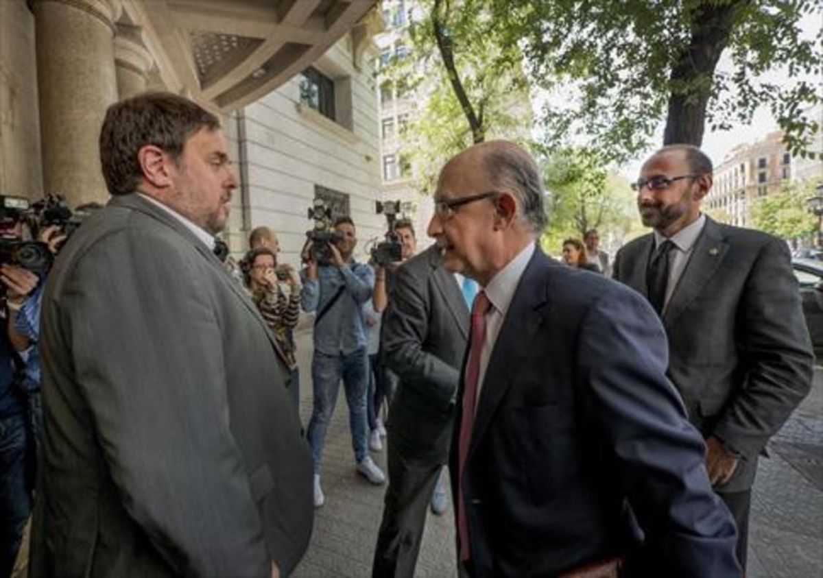 Oriol Junqueras y Cristóbal Montoro, a las puertas de la sede de Foment del Treball, el 23 de mayo del 2016. Oriol Junqueras y Cristóbal Montoro, a las puertas de la sede de Foment del Treball, el 23 de mayo del 2016.