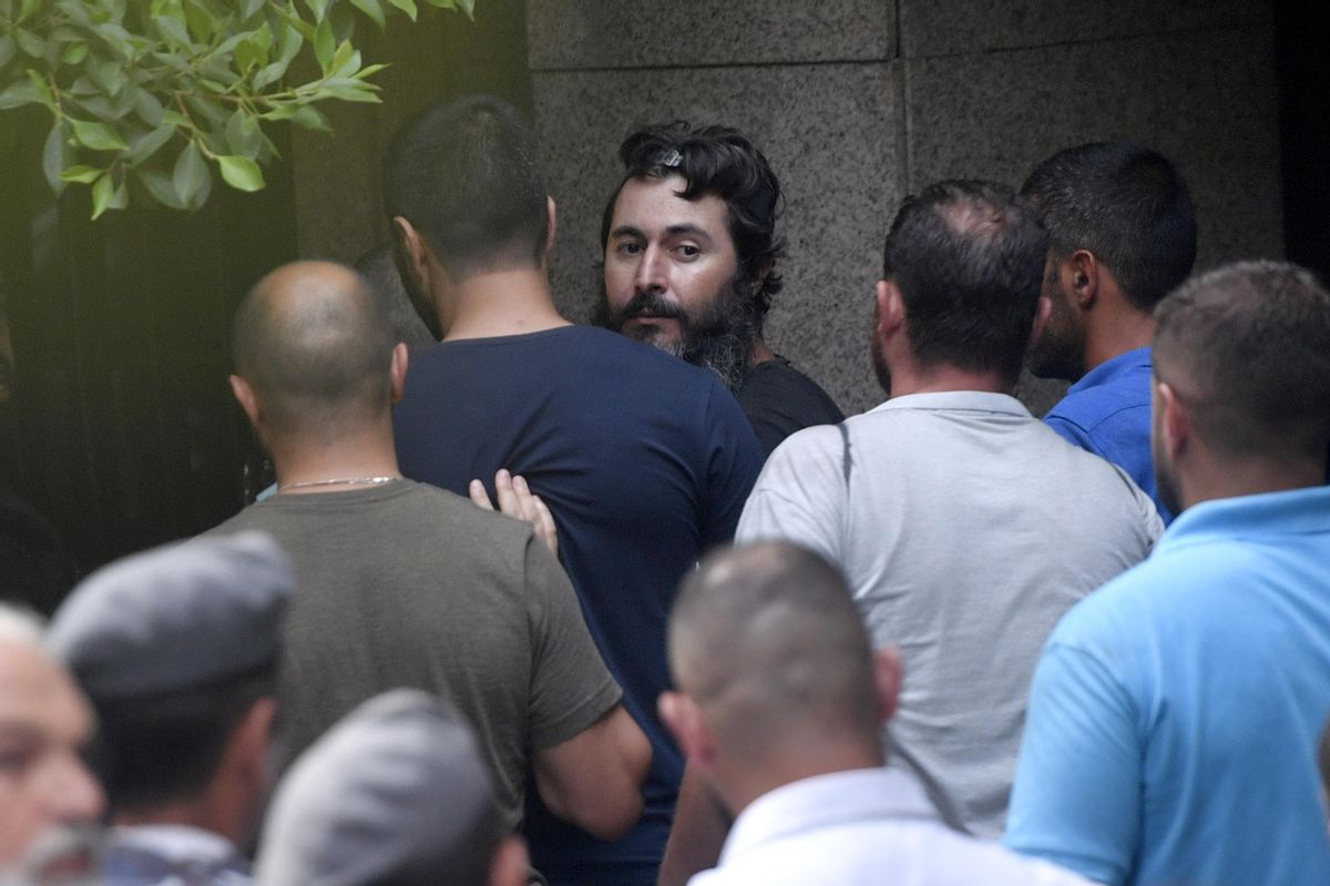 Basam al Sheikh Hussein saliendo del banco en Beirut. Basam al Sheikh Hussein saliendo del banco en Beirut.