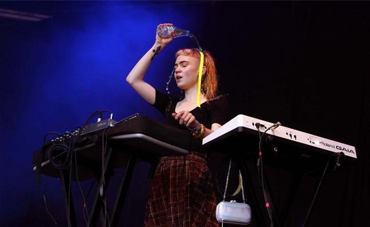 Grimes se tira el contenido de un botellín de agua por encima. Grimes se tira el contenido de un botellín de agua por encima.