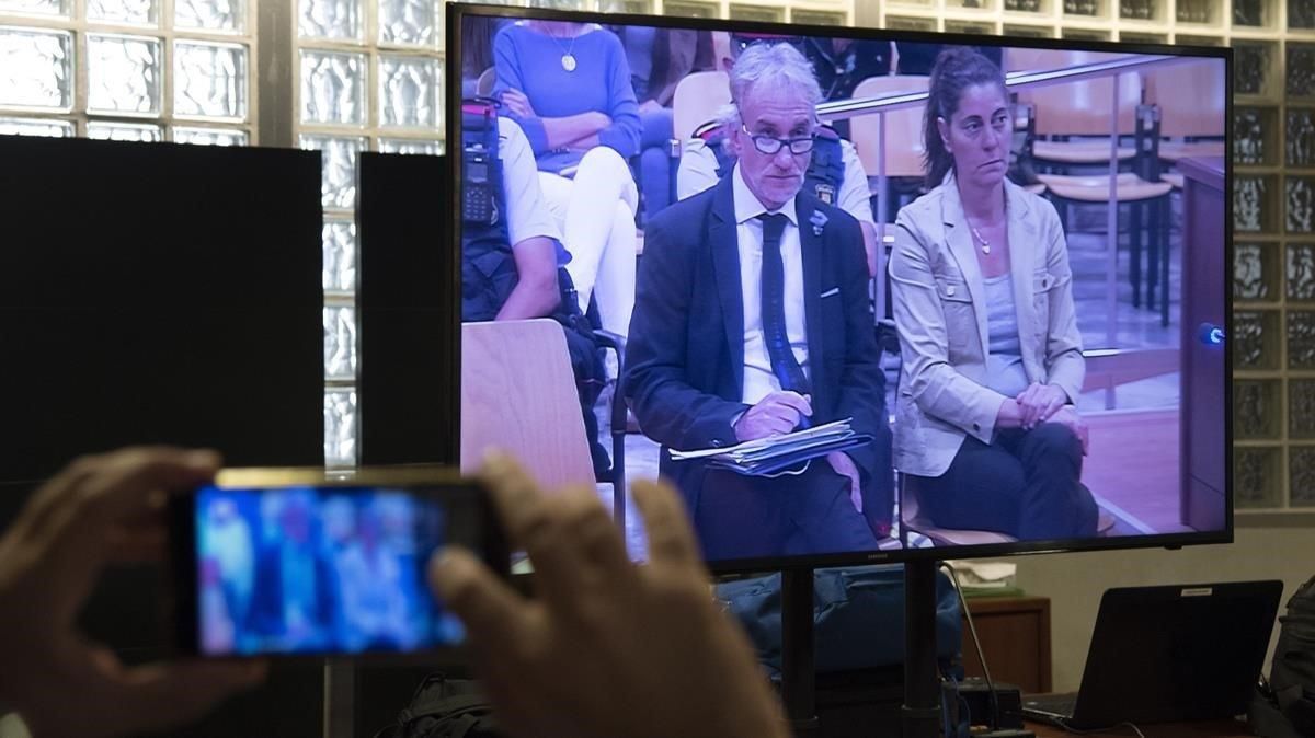 Los padres de Nadia Nerea, en el banquillo en la Audiencia en Lleida. Los padres de Nadia Nerea, en el banquillo en la Audiencia en Lleida.