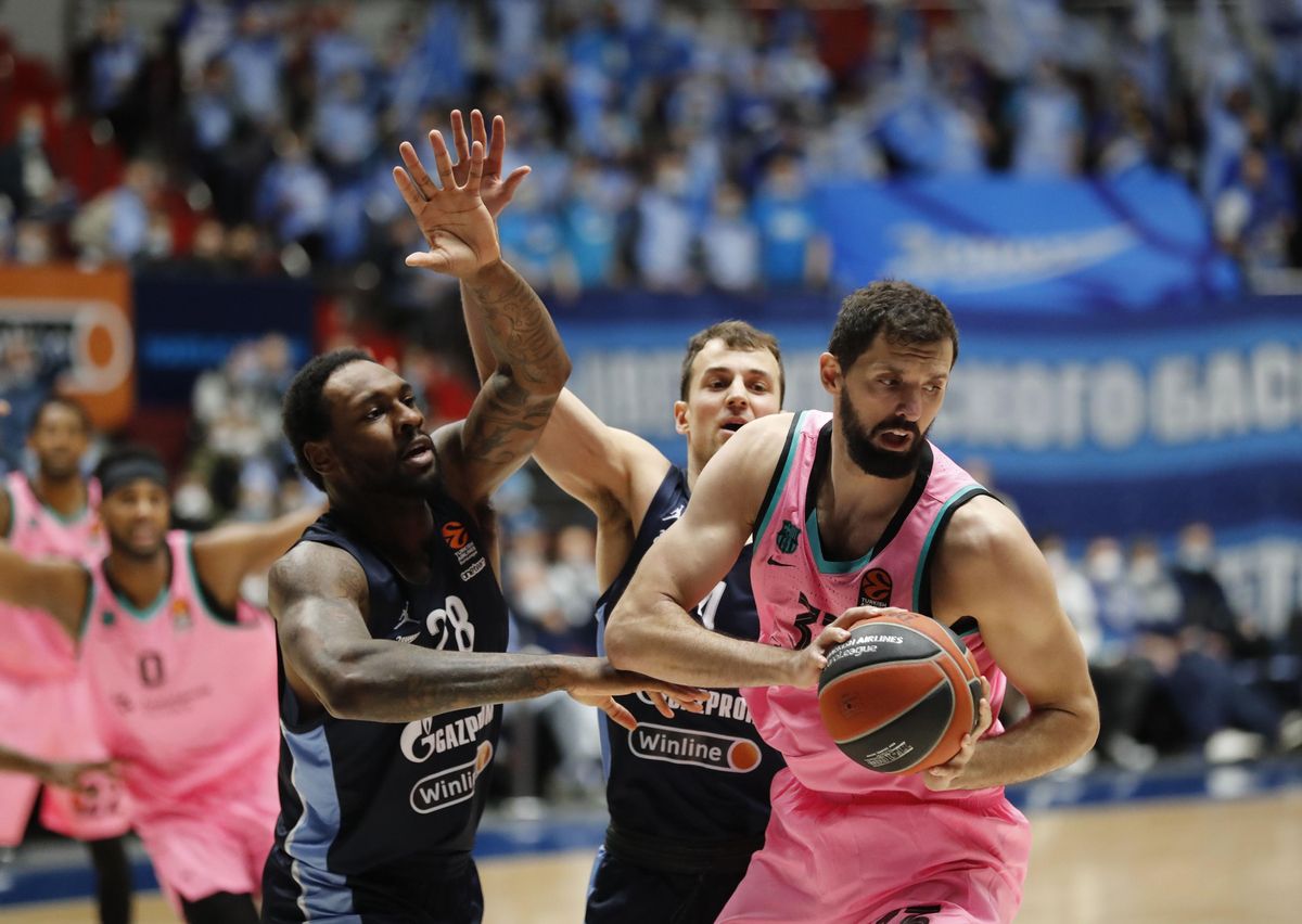 Mirotic, frenado por Blakc y Pangos en una de las acciones de esta serie de cuartos Mirotic, frenado por Blakc y Pangos en una de las acciones de esta serie de cuartos