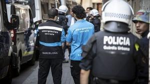 Desahucio en la calle de Hospital de Barcelona, al que acuden miembros del Centro de Urgencia y Emergencias Sociales de Barcelona. 