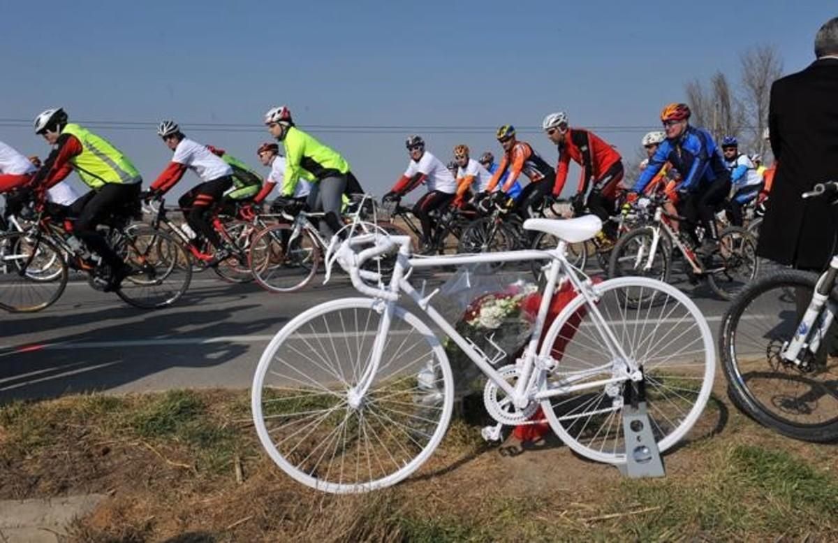 Protesta ciclista contra los accidentes de tráfico, en el 2012, en Balaguer. La bici blanca recuerda a los ciclistas fallecidos. Protesta ciclista contra los accidentes de tráfico, en el 2012, en Balaguer. La bici blanca recuerda a los ciclistas fallecidos.