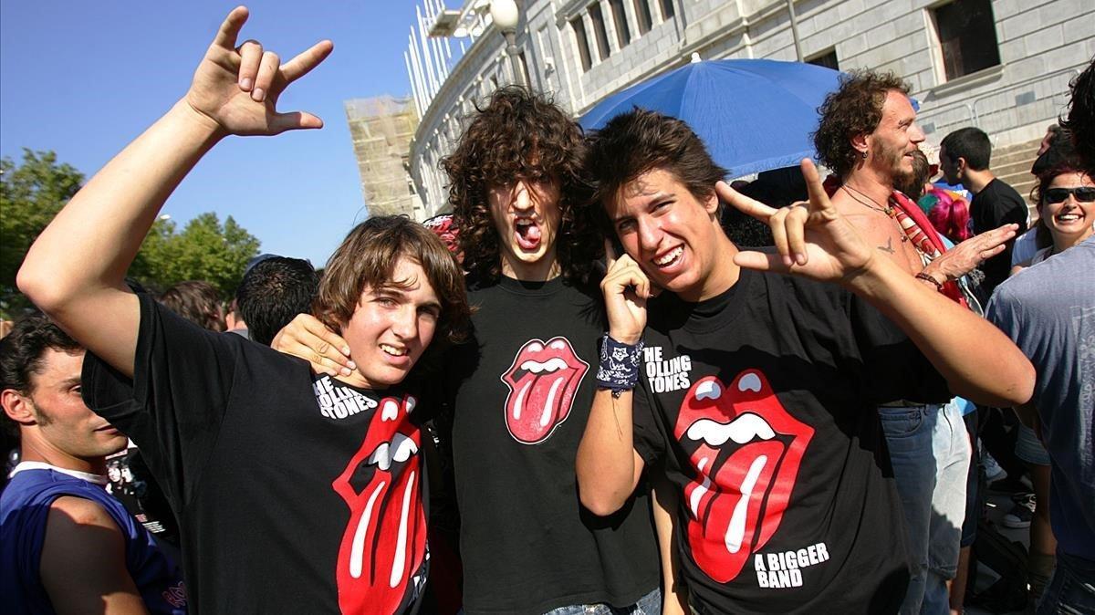 Unos jóvene, con una camiseta de los Stones. Unos jóvene, con una camiseta de los Stones.