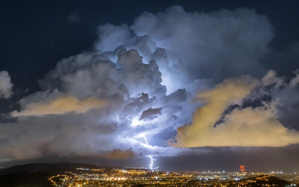 Imagen general de la tormenta de esta madrugada sobre Barcelona.