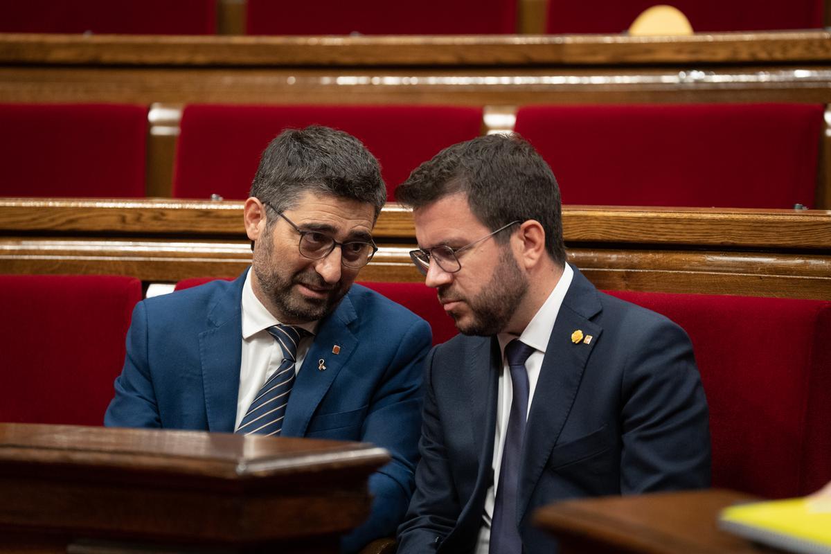 El ’vicepresident’ del Govern, Jordi Puigneró, y el ’president’ Pere Aragonès, en el hemiciclo del Parlament.