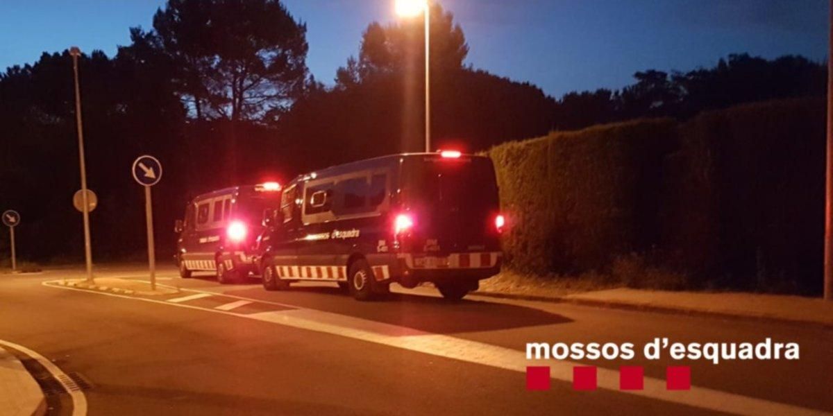 Efectivos de Mossos en la operación antidroga, esta madrugada. Efectivos de Mossos en la operación antidroga, esta madrugada.