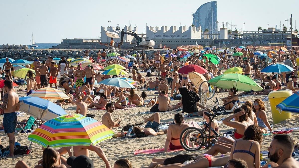 Ambiente en la playa de Bogatell de Barcelona, ayer sábado. Ambiente en la playa de Bogatell de Barcelona, ayer sábado.