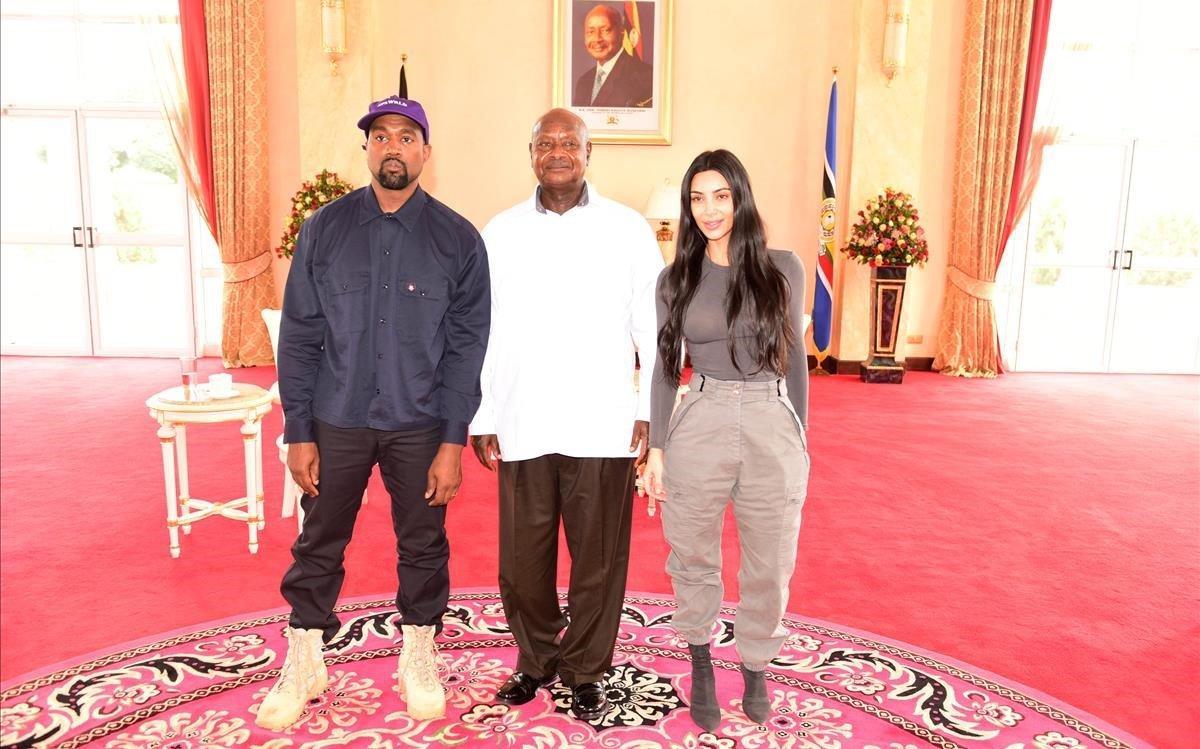 Kanye West y Kim Kardashian flanquean al presidente de Uganda, Yoweri Museveni, este lunes en Entebbe.