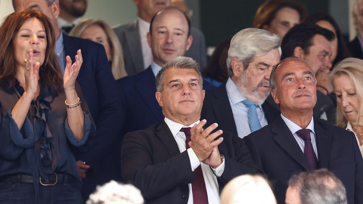 Joan Laporta, junto al vicepresidente Rafa Yuste, en el palco del Bernabéu antes de que comenzara el clásico. Joan Laporta, junto al vicepresidente Rafa Yuste, en el palco del Bernabéu antes de que comenzara el clásico.