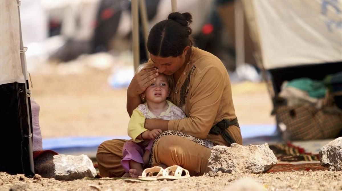 Una mujer yazidí refugiada que había huido de Sinjar con su hijo, en agosto del 2014. Una mujer yazidí refugiada que había huido de Sinjar con su hijo, en agosto del 2014.