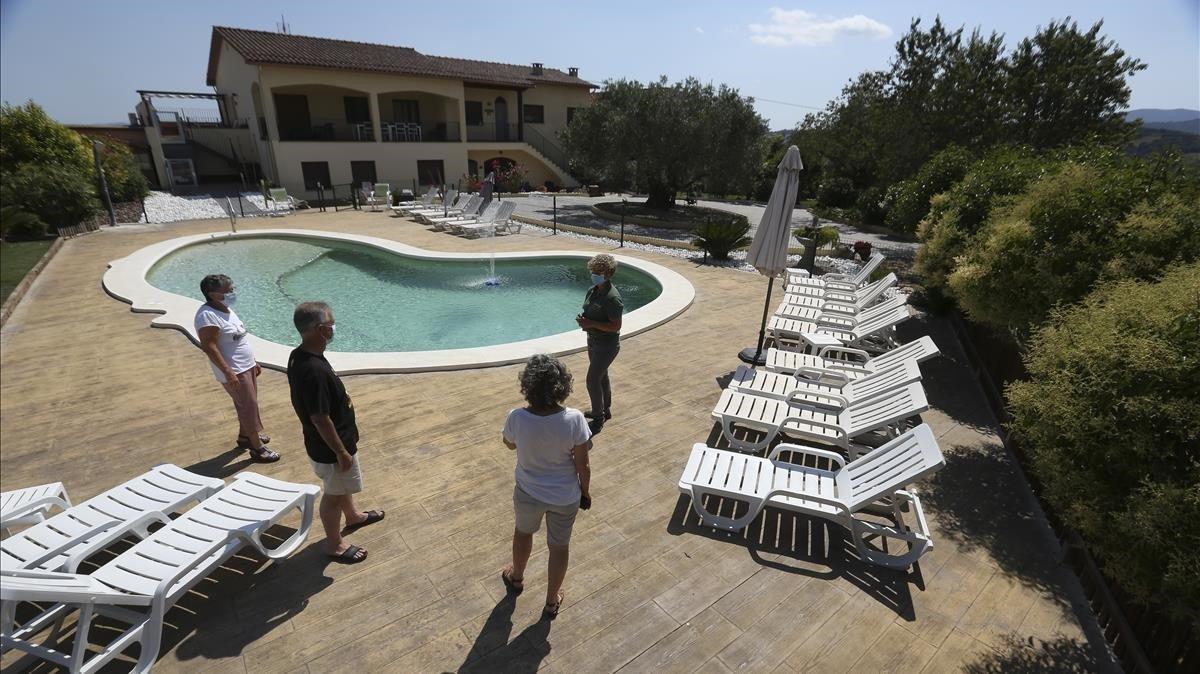 La propietaria de Can Gual Agroturisme, en l’Ametlla del Vallès, muestra la piscina y las diferentes zonas que pueden disfrutar los clientes que acaban de llegar.