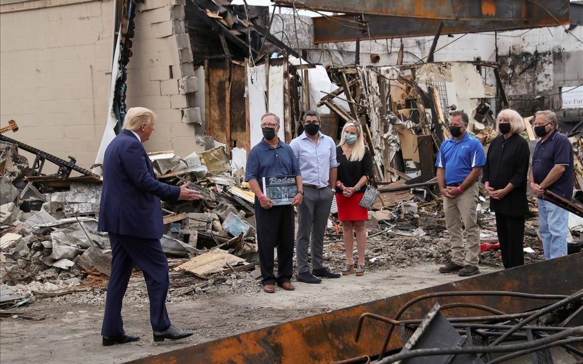 Trump habla con los dueños de uno de los comercios destruidos en Kenosha durante los disturbios. Trump habla con los dueños de uno de los comercios destruidos en Kenosha durante los disturbios.