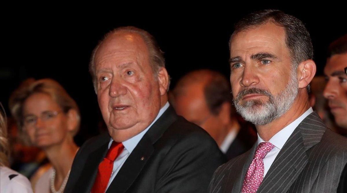 El rey Felipe VI y el rey emérito Juan Carlos I en una foto de archivo El rey Felipe VI y el rey emérito Juan Carlos I en una foto de archivo
