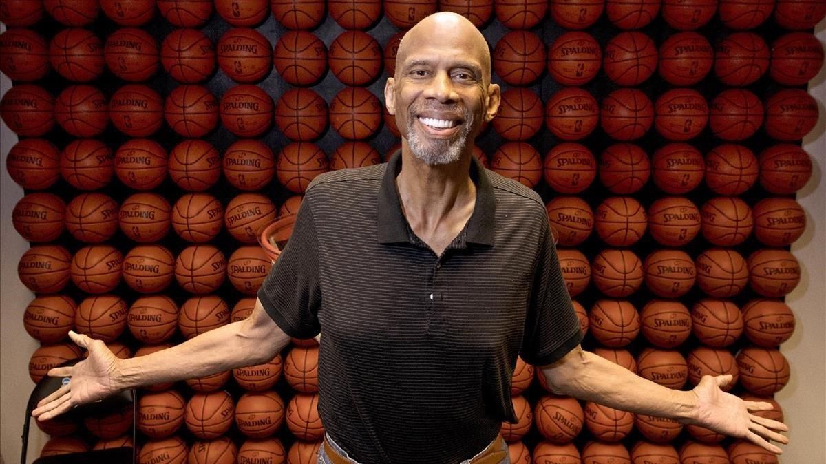 Kareem Abdul-Jabbar, legendario expivot de la NBA, en sus oficinas Kareem Abdul-Jabbar, legendario expivot de la NBA, en sus oficinas