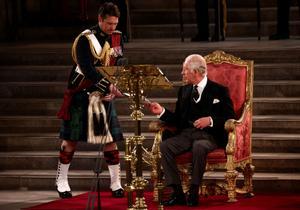 El escudero Major Johnny, junto a Carlos III.