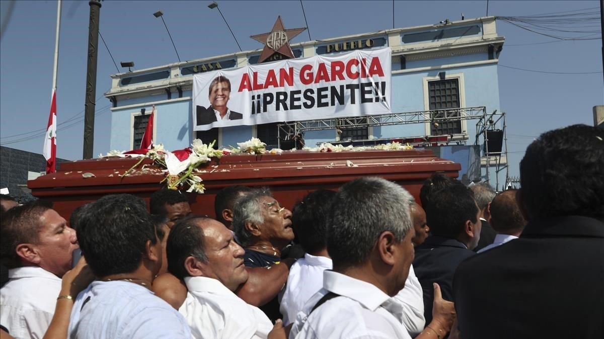 Momento en el que el féretro del expresidente Alan García pasa frente a la sede principal en Lima del partido APRA. Momento en el que el féretro del expresidente Alan García pasa frente a la sede principal en Lima del partido APRA.