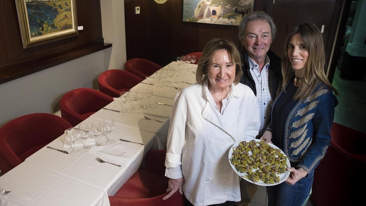 Carmen Erdocia y Julián y María Fernández, en el reservado de Taktika Berri con un plato de ’gildas’.