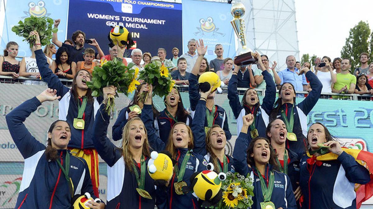Las ’guerreras’ posan con sus medallas de oro y el trofeo tras ganar el Europeo de waterpolo en Budapest.