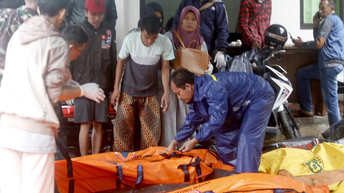Anyer (Indonesia), 23/12/2018.- The bodies of tsunami victims are collected at a health facility after a tsunami hit the Sunda Strait in Pandeglang, Banten, Indonesia, 23 December 2018. According to the Indonesian National Board for Disaster Management (BNPB), at least 43 people dead and 584 others have been injured after a tsunami hit the coastal regions of the Sunda Strait. EFE/EPA/ADI WEDA