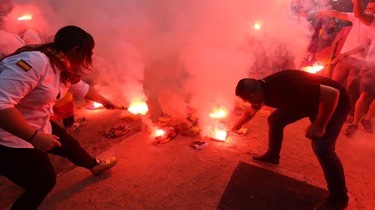 Crema d'estelades a la manifestació ultra a Barcelona pel Dotze d'Octubre