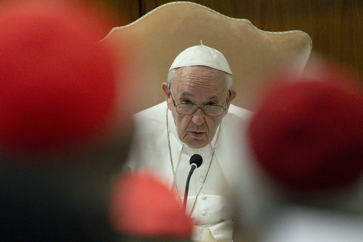 El papa Francisco, durante la reunión cardenalicia, este lunes en el Vaticano. El papa Francisco, durante la reunión cardenalicia, este lunes en el Vaticano.