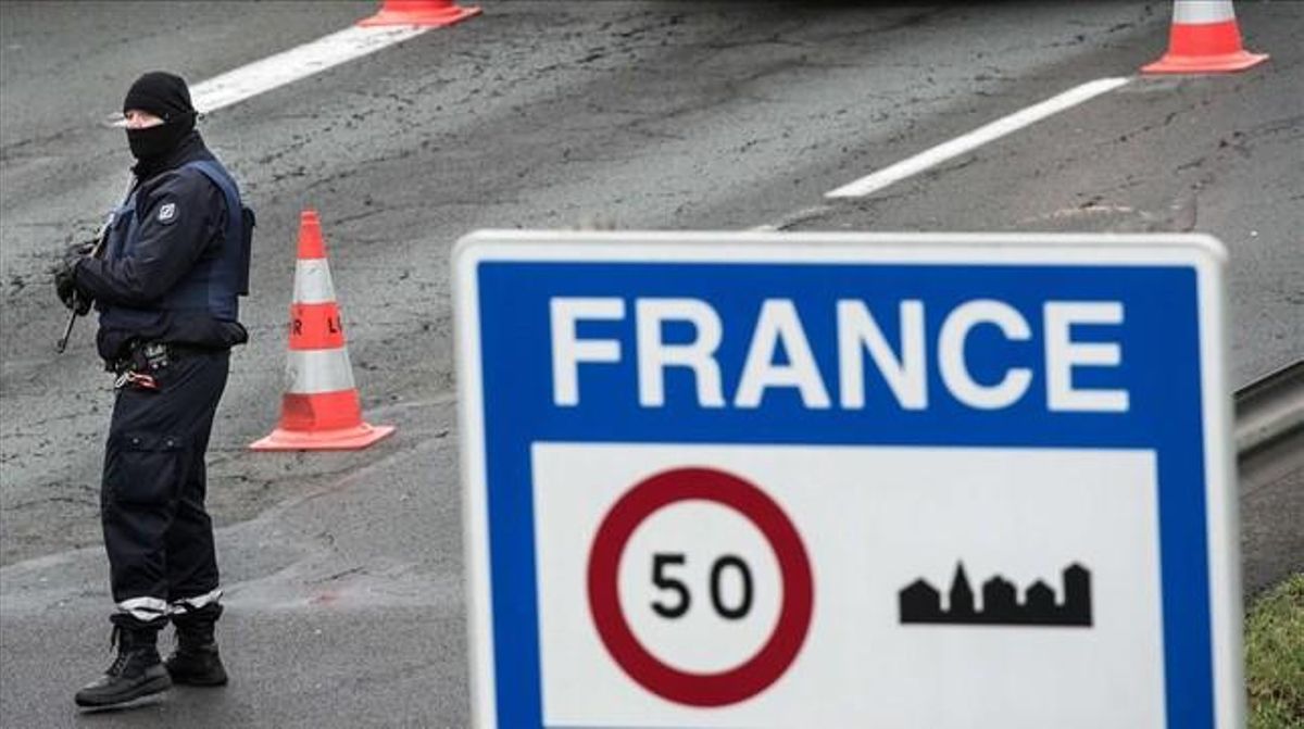 Policía armado en la frontera entre Francia y Bélgica después de que se reforzaran las medidas de seguridad tras los atentados de París. Policía armado en la frontera entre Francia y Bélgica después de que se reforzaran las medidas de seguridad tras los atentados de París.
