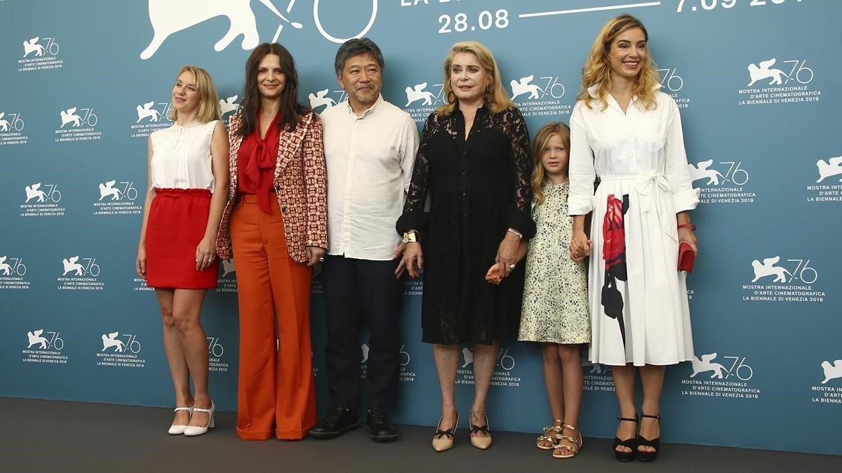 Koreeda, con las actrices de ’La verdad’ (Binoche a su izquierda y Deneuve a su derecha), en Venecia, este miércoles. Koreeda, con las actrices de ’La verdad’ (Binoche a su izquierda y Deneuve a su derecha), en Venecia, este miércoles.