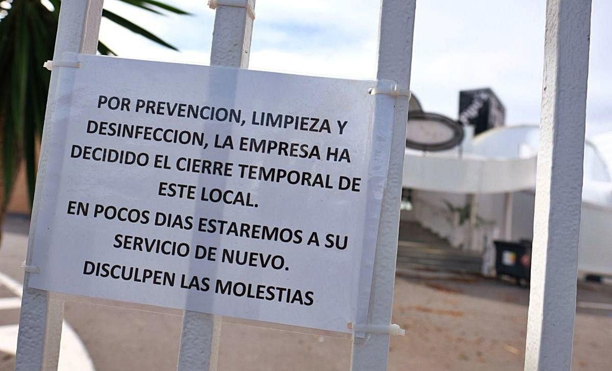 Cartel dispuesto en el prostíbulo de Cox (Alicante) tras la detección de un brote de covid-19. Cartel dispuesto en el prostíbulo de Cox (Alicante) tras la detección de un brote de covid-19.