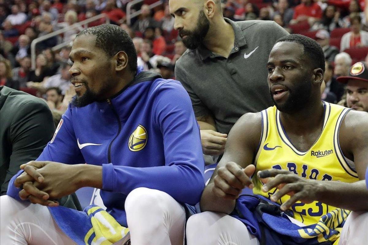 Kevin Durant y Draymond Green, juntos en el banquillo en el partido del jueves en Houston Kevin Durant y Draymond Green, juntos en el banquillo en el partido del jueves en Houston