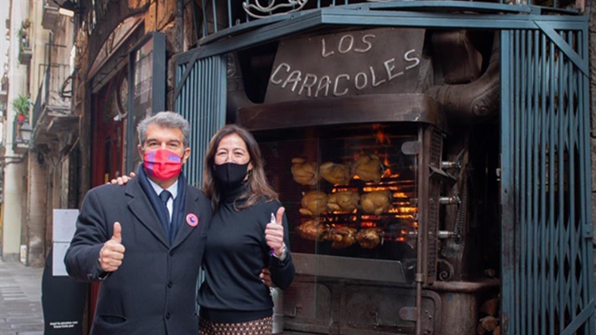 El candidato Joan Laporta y la restauradora Cristina Bofarull en la calle Escudellers.