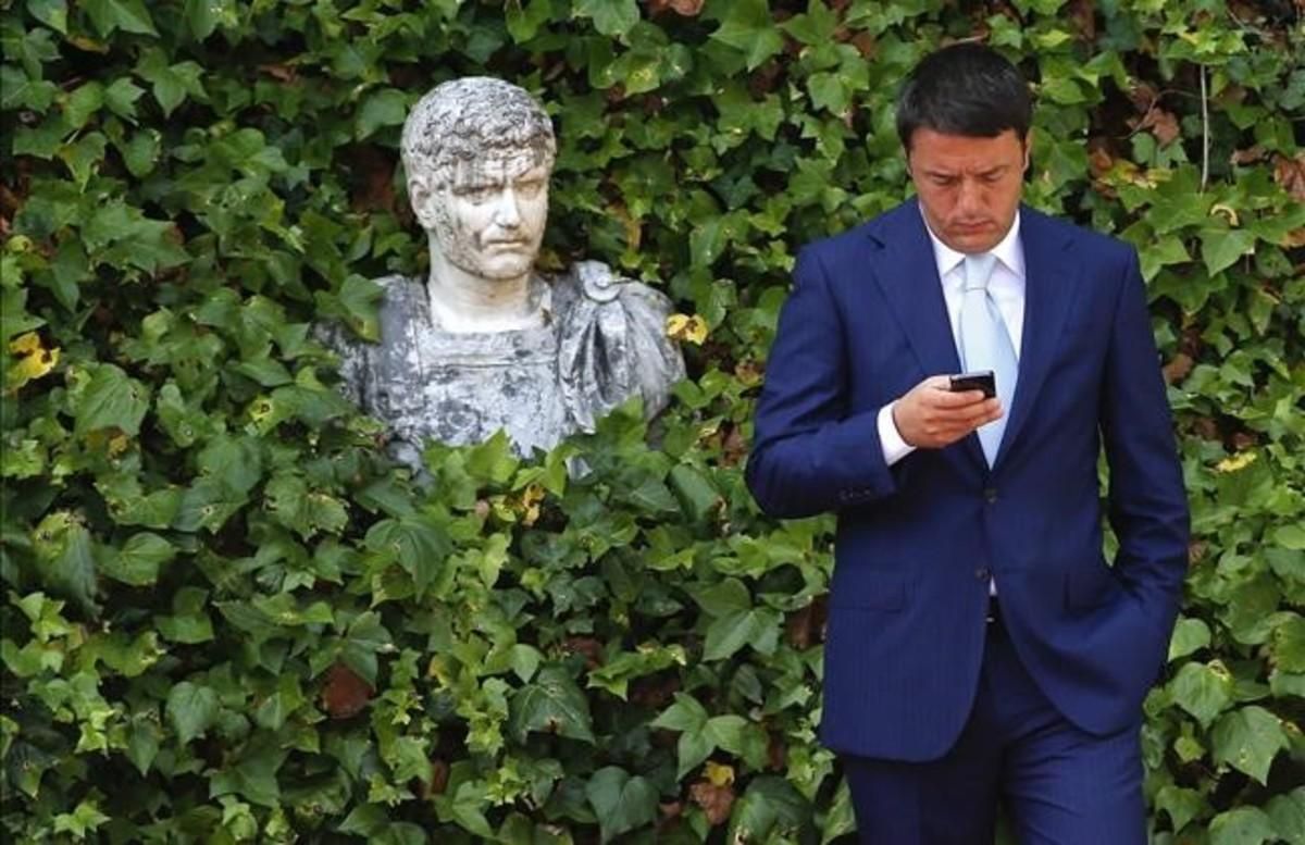 Matteo Renzi mira al móvil mientras espera la llegada del presidente de la Comisión Europea, en verano del 2014, en Roma. Matteo Renzi mira al móvil mientras espera la llegada del presidente de la Comisión Europea, en verano del 2014, en Roma.