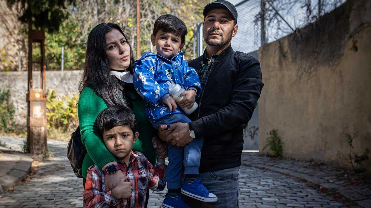 El periodista afgano Feridoon Ayran, junto con su mujer Nooria Fakhree y sus dos hijos en Barcelona.