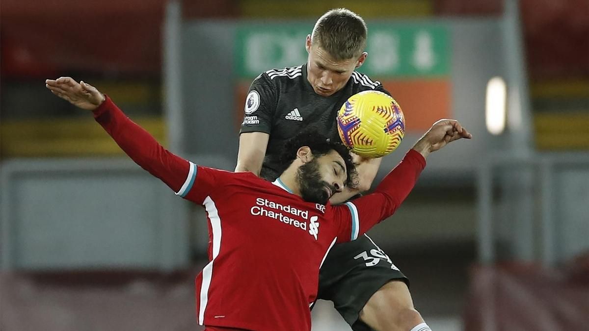 Salah y McTominay luchan por un balón. Salah y McTominay luchan por un balón.