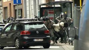 Imagen de la detención de Salah Abdeslam en Bruselas. Otros dos sospechosos han sido detenidos junto a uno de los autores de los atentados de París.