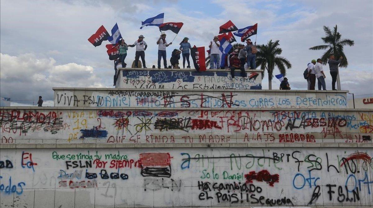 Simpatizantes sandinistas protestan durante una marcha en favor del Gobierno nicaragüense. Simpatizantes sandinistas protestan durante una marcha en favor del Gobierno nicaragüense.