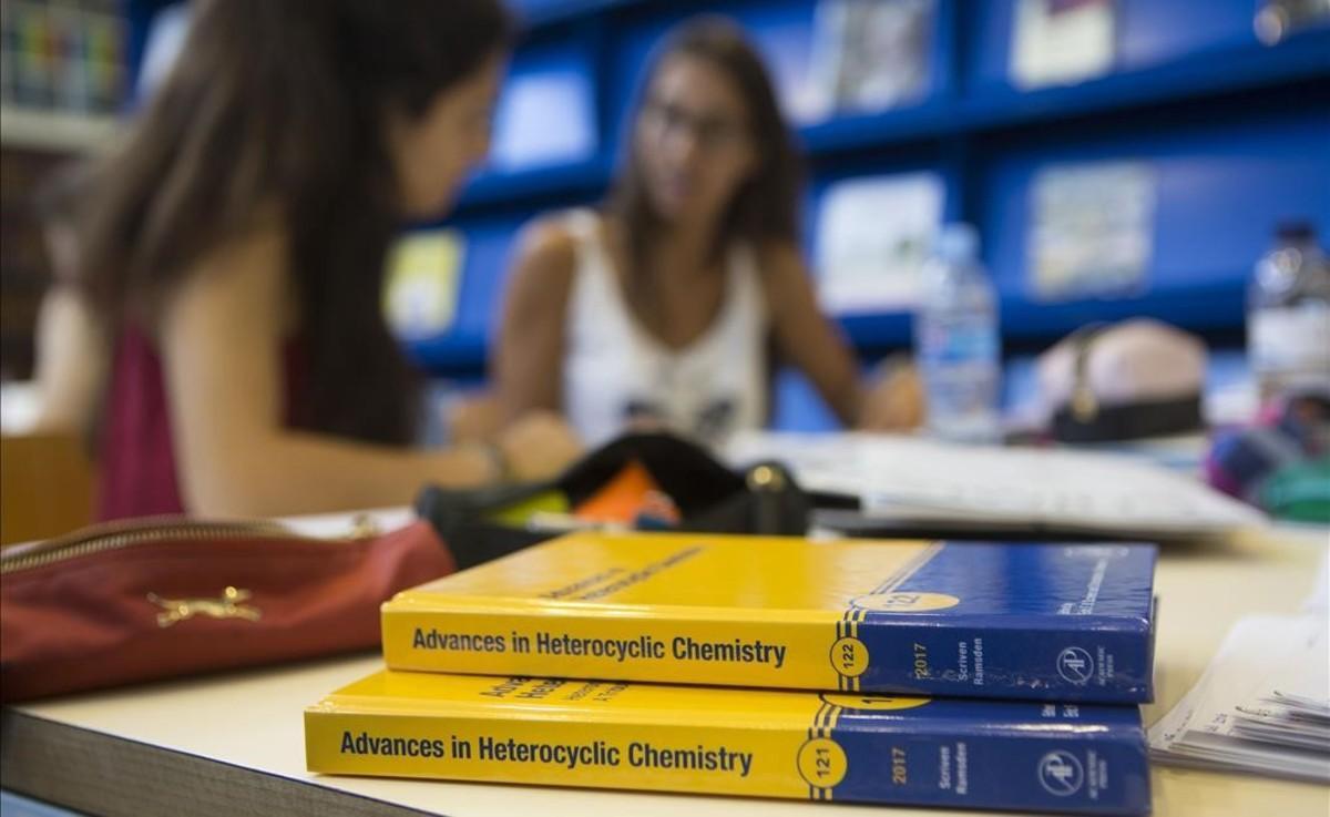 Estudiantes de Química de la Universitat de Barcelona en la biblioteca de su facultad.