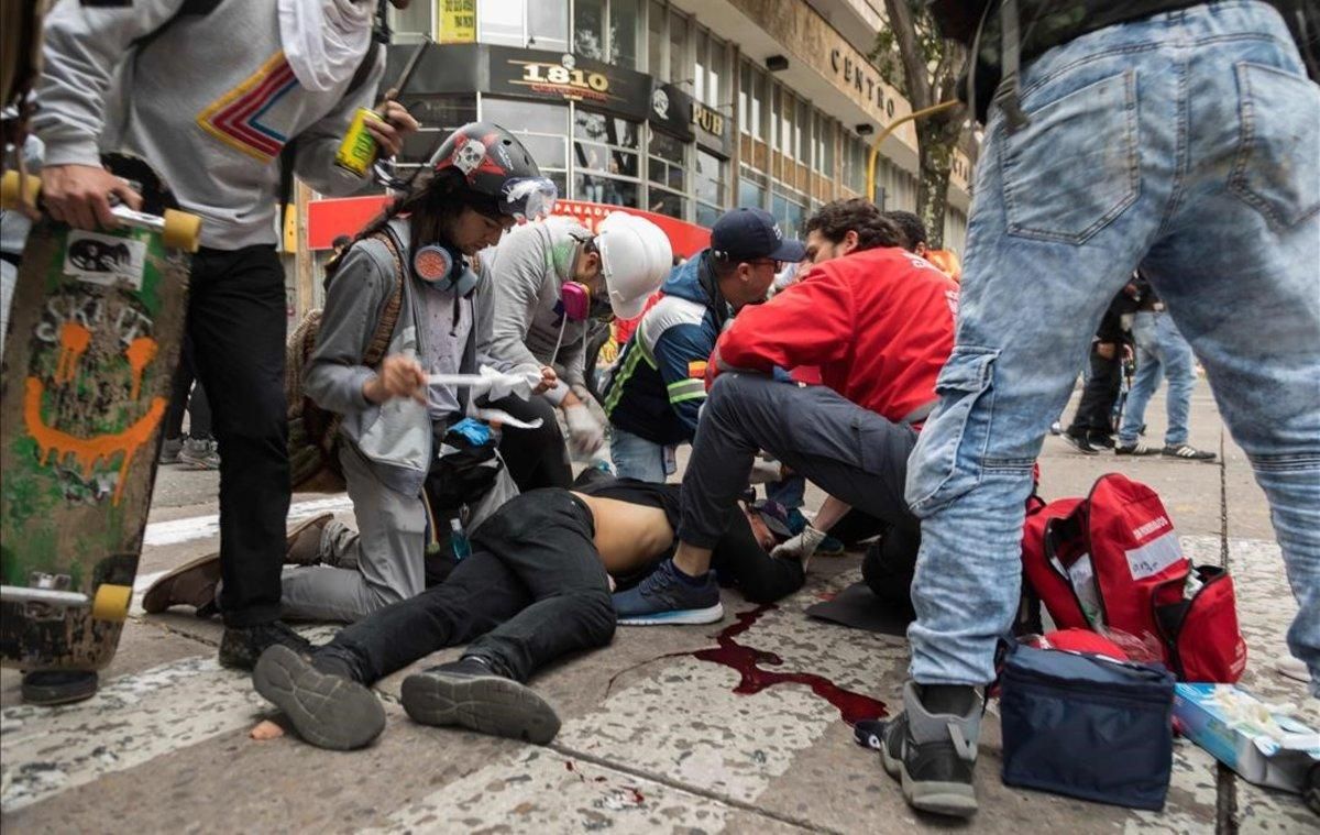 El estudiante Dilan Cruz, herido de muerte por la policía, en el momento de ser atendido en Bogotá. El estudiante Dilan Cruz, herido de muerte por la policía, en el momento de ser atendido en Bogotá.