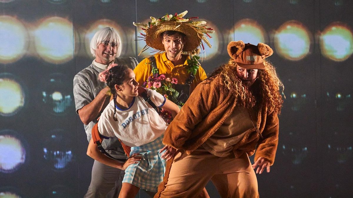 Dorothy, con sus amigos, R@b@t, el espantapájaros y la leona. Dorothy, con sus amigos, R@b@t, el espantapájaros y la leona.