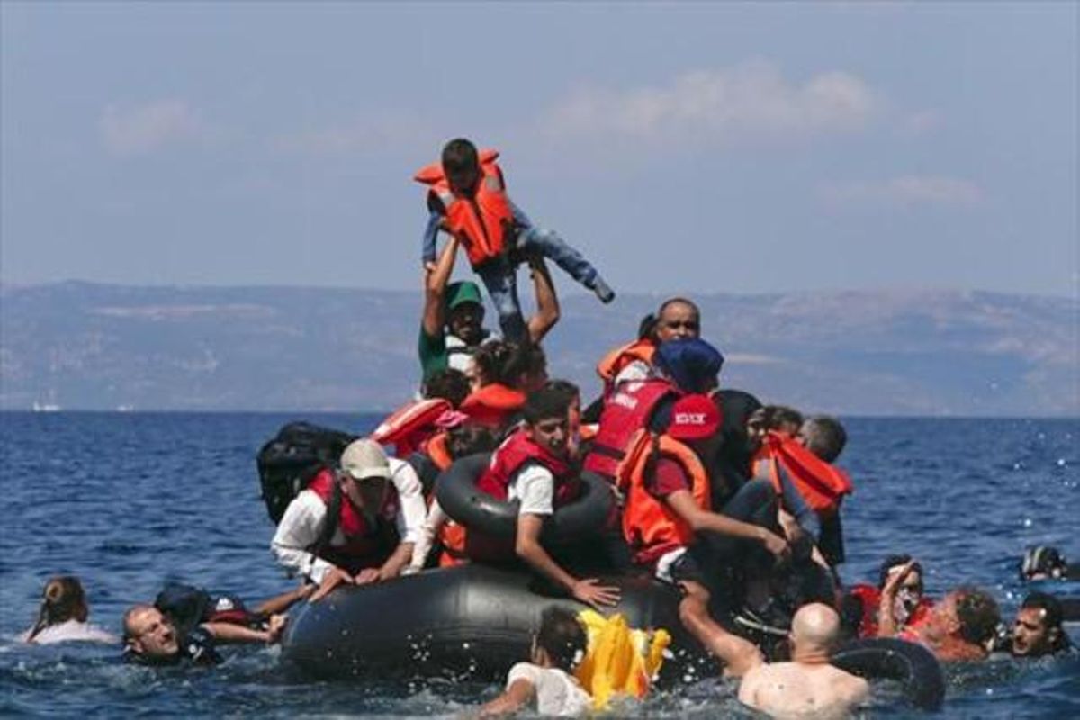 Un grupo de refugiados sirios y afganos intenta llegar a la isla griega de Lesbos. Un grupo de refugiados sirios y afganos intenta llegar a la isla griega de Lesbos.