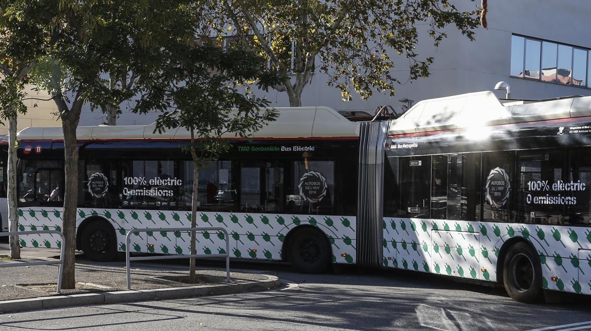 Un autobús eléctrico articulado, en la Zona Franca en octubre pasado.