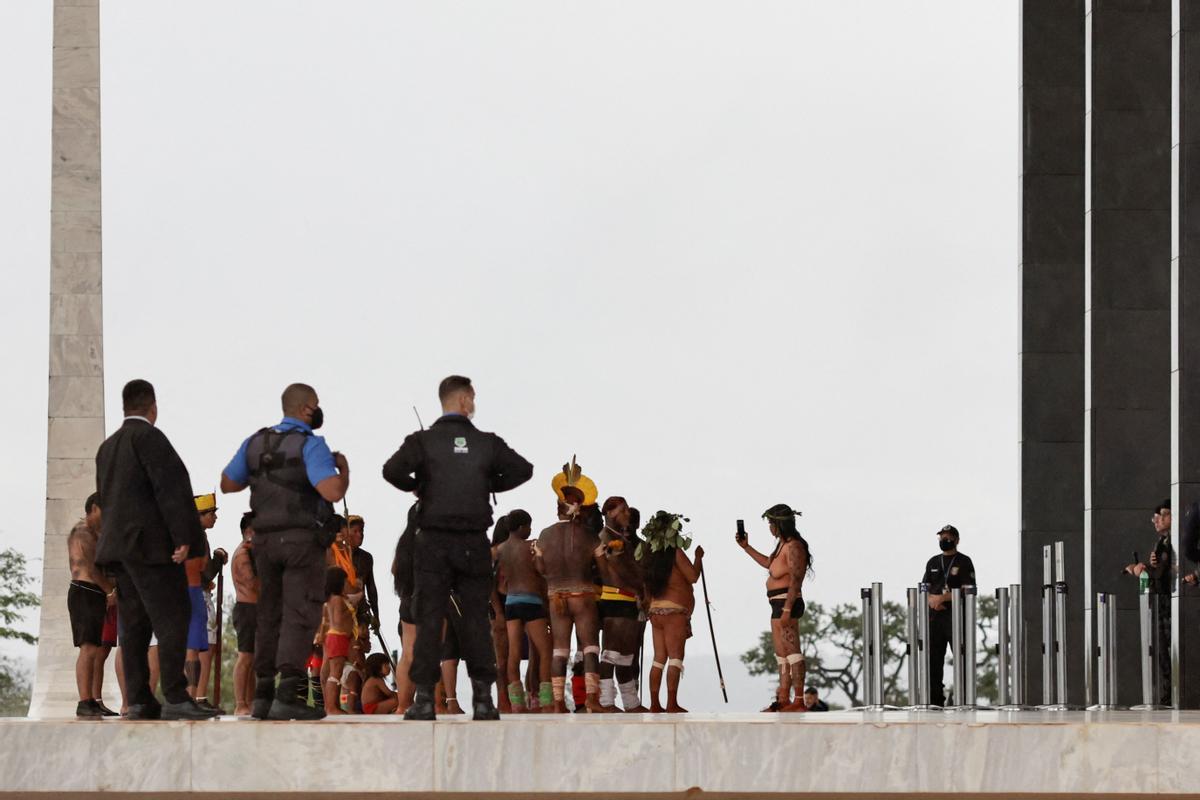 Seguidores de Bolsonaro se manifiestan frente al Tribunal Supremo en Brasilia. Seguidores de Bolsonaro se manifiestan frente al Tribunal Supremo en Brasilia.