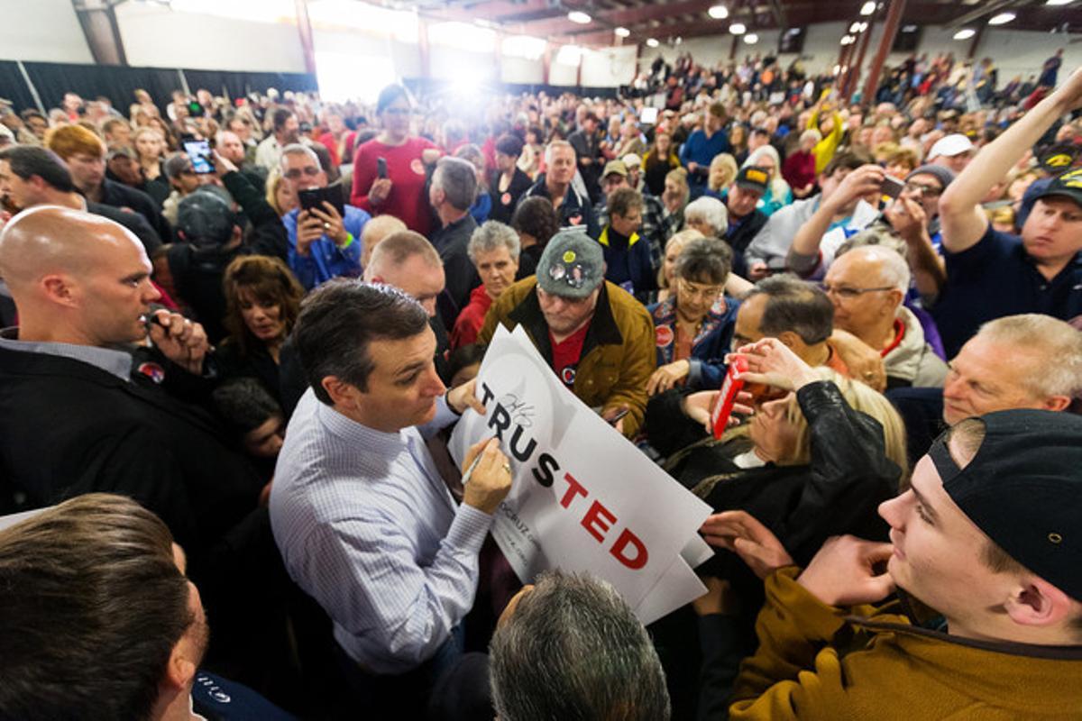 Ted Cruz firma autógrafos a sus seguidores en un mítin en Idaho, este sábado.